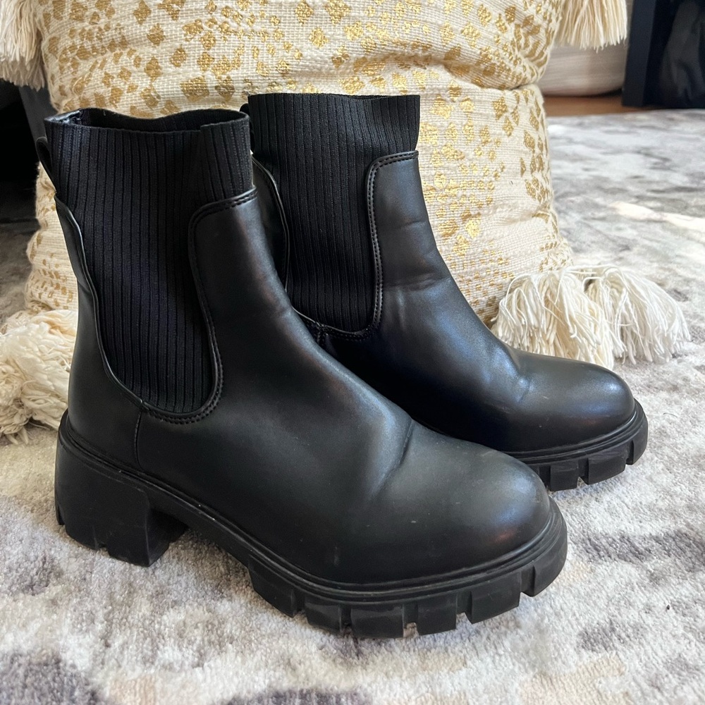 DV Dolce Vita Women's Villa Chelsea Boots